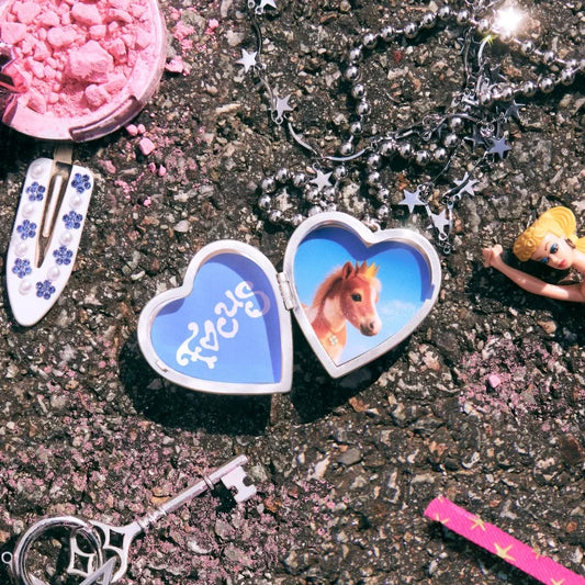 Hearts2Hearts 1st Mini Album - FOCUS (Heart Locket Ver.)